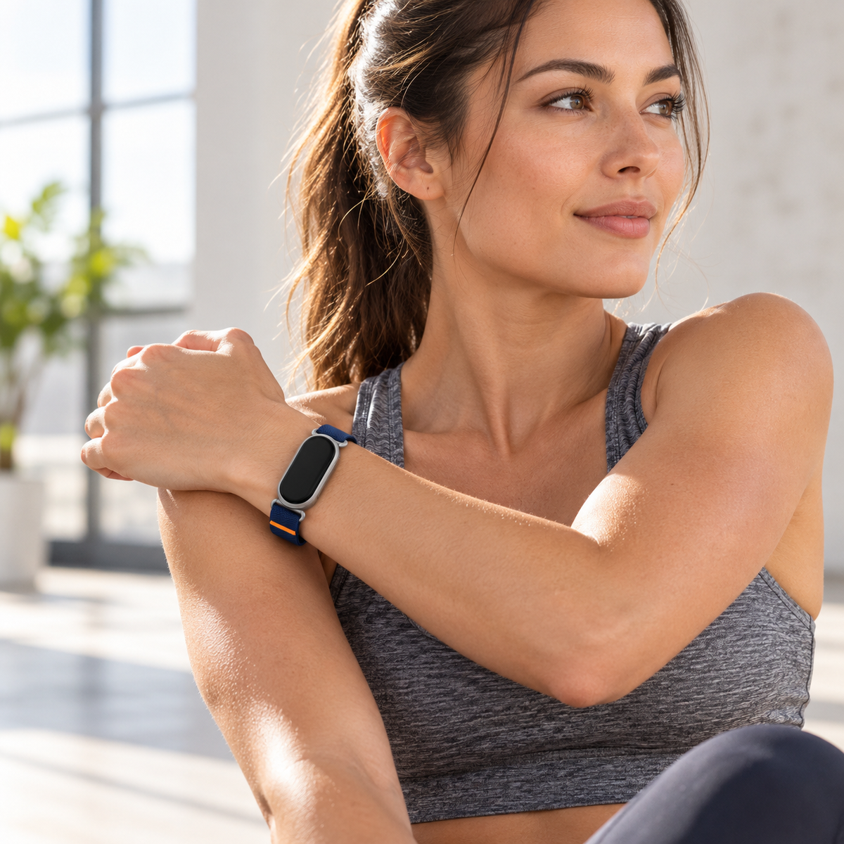 Avontic FluxLoop Magnetic Nylon Band, worn in an everyday setting; tracker shown for fit, not included